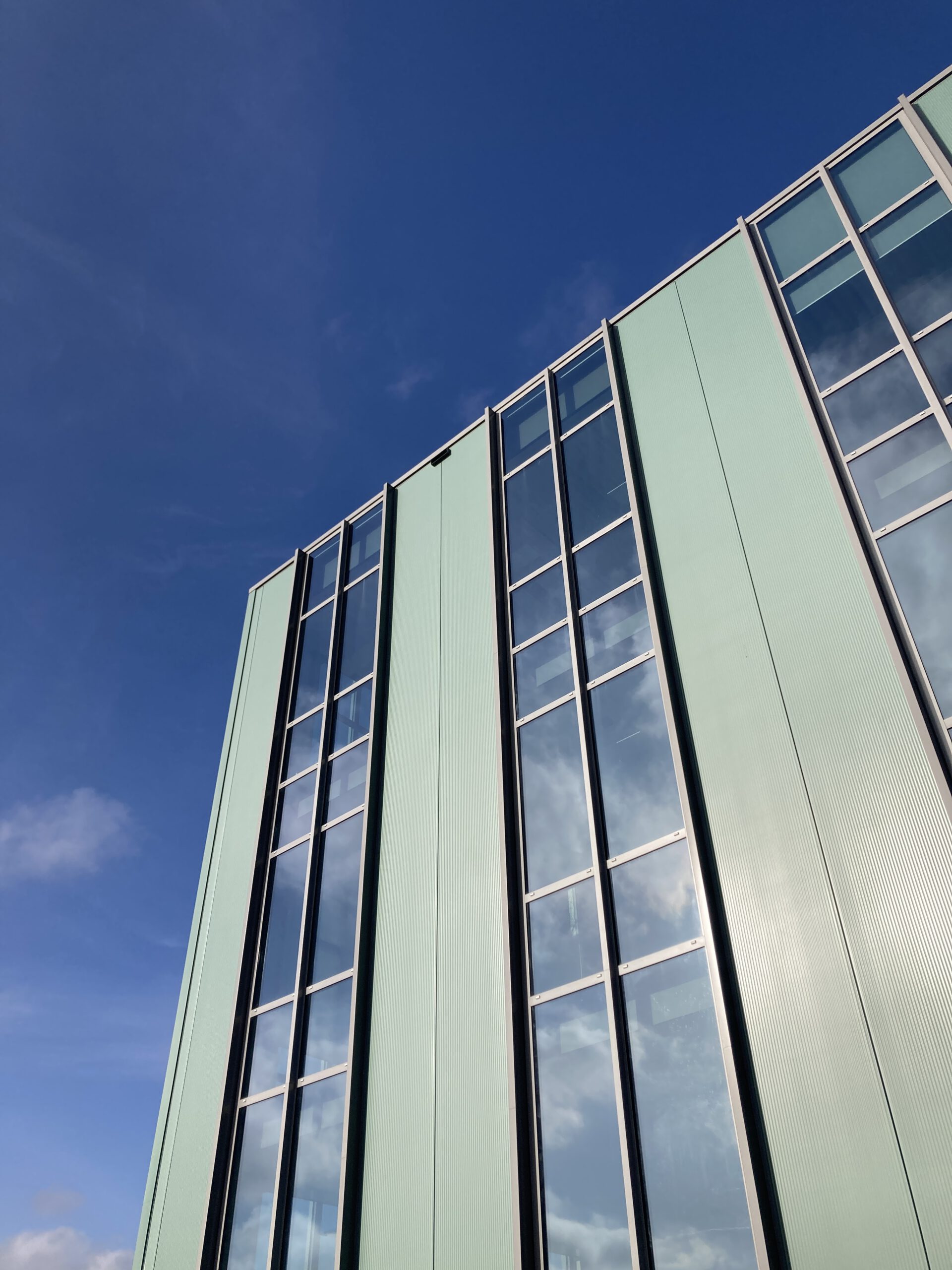 bedrijfsgebouw sandwichpaneel vliesgevel modern kantoor