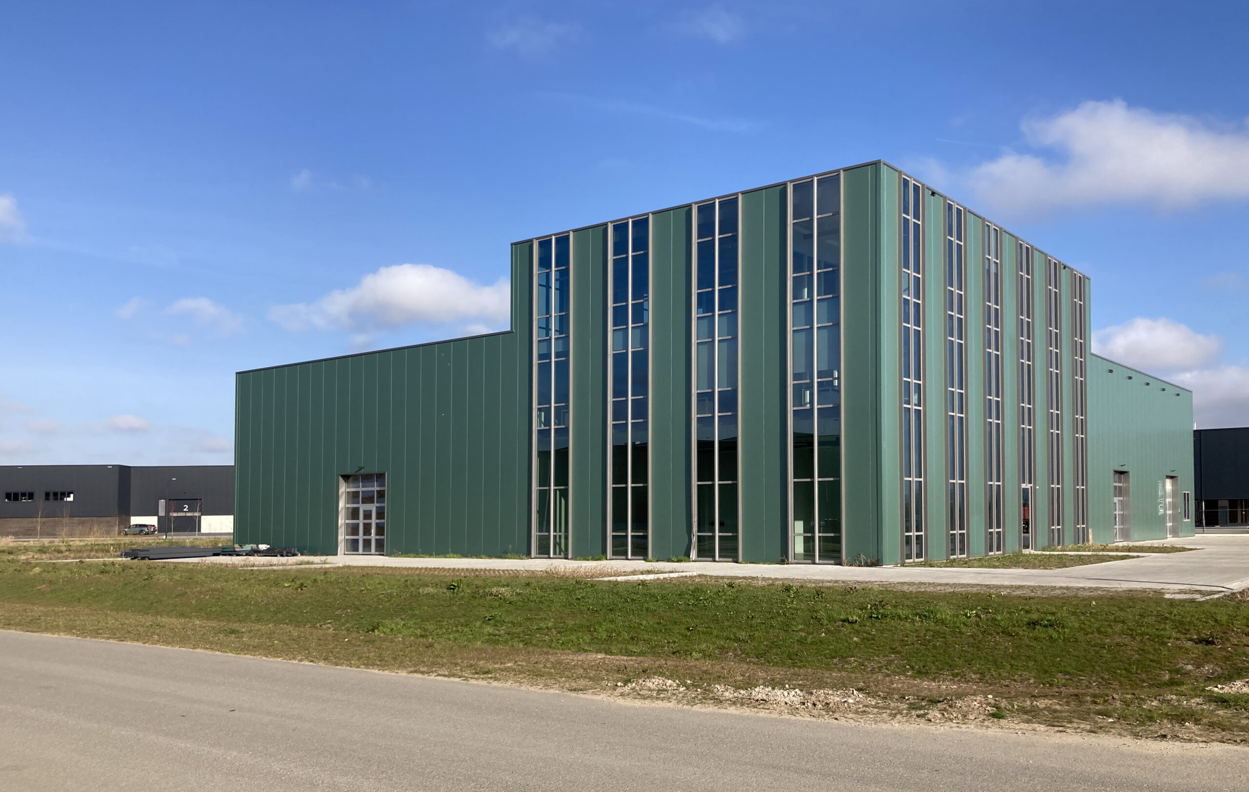 bedrijfsgebouw groen modern architectuur